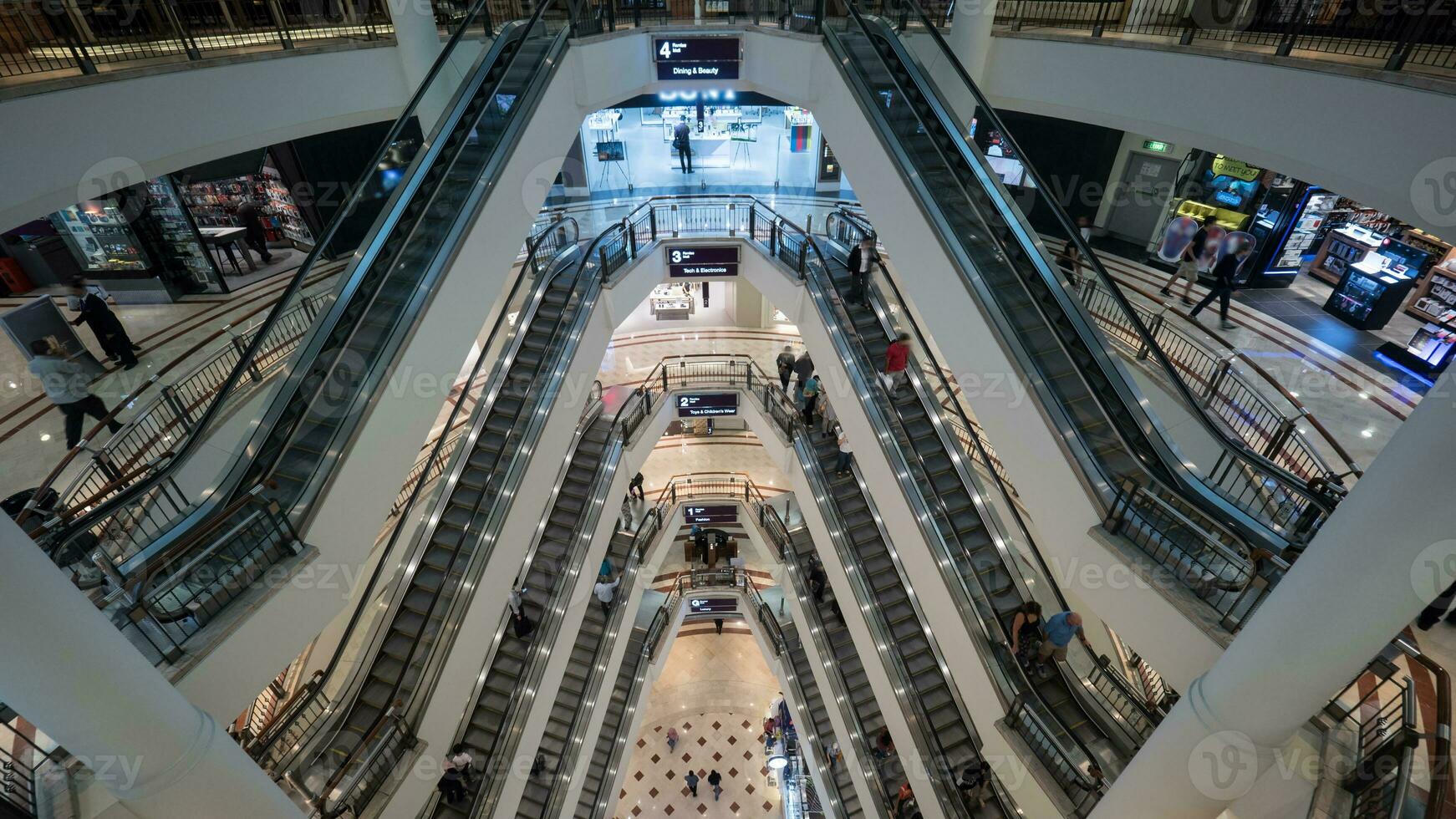 pessoas tráfego dentro multistorey comércio Centro foto