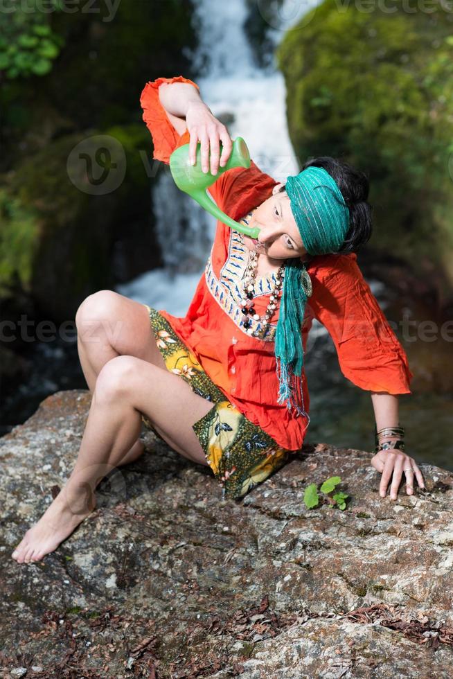 irrigação nasal de jala neti com uma garota perto de uma cachoeira foto