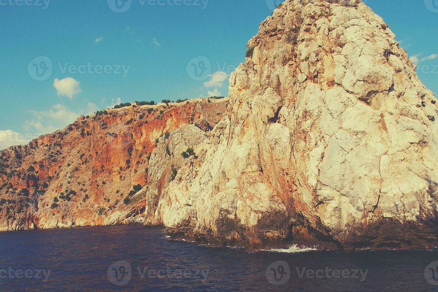 Mediterrâneo panorama e pedras dentro a turco cidade do alanya em uma caloroso verão tarde foto