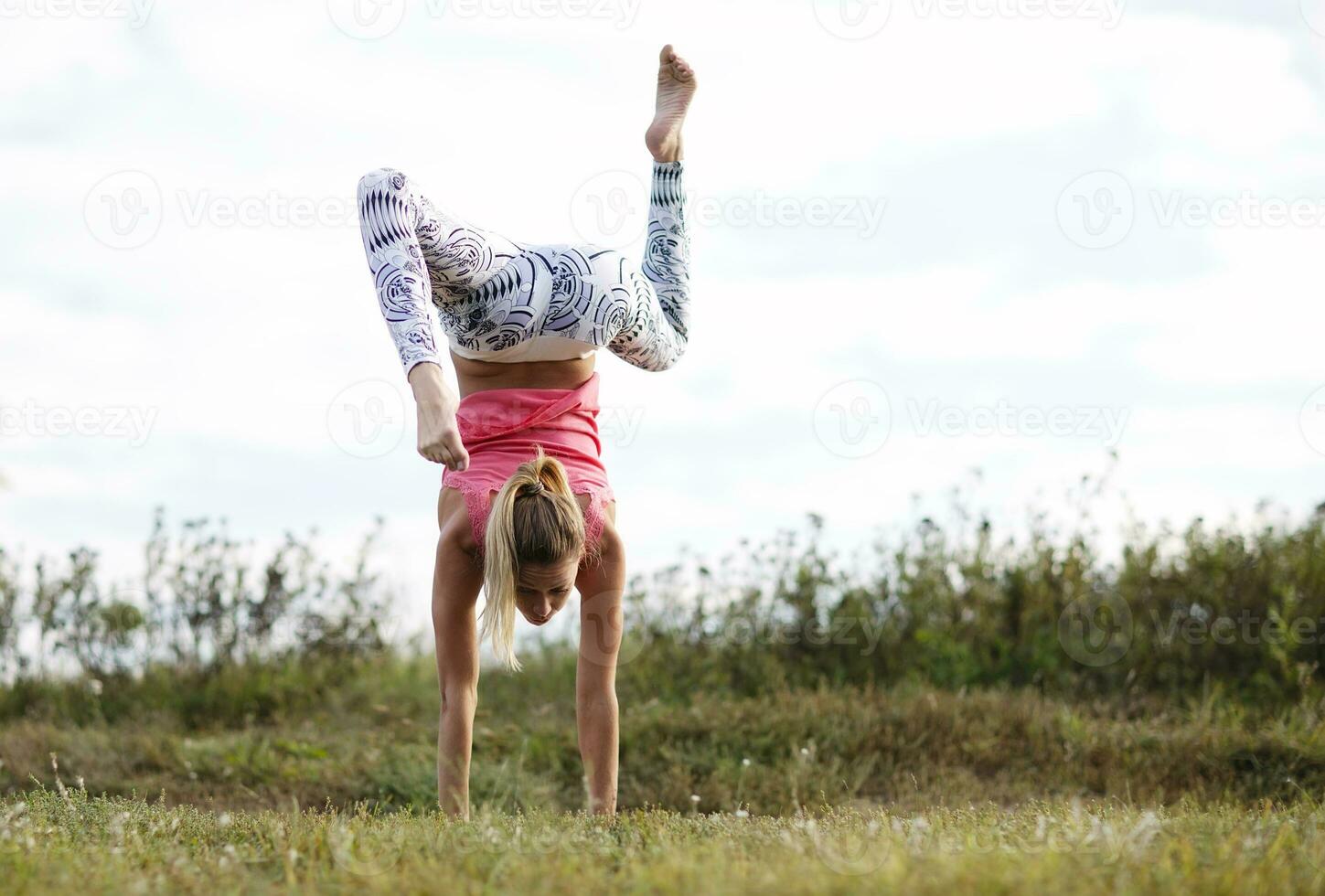 ágil jovem mulher fazendo uma pino foto