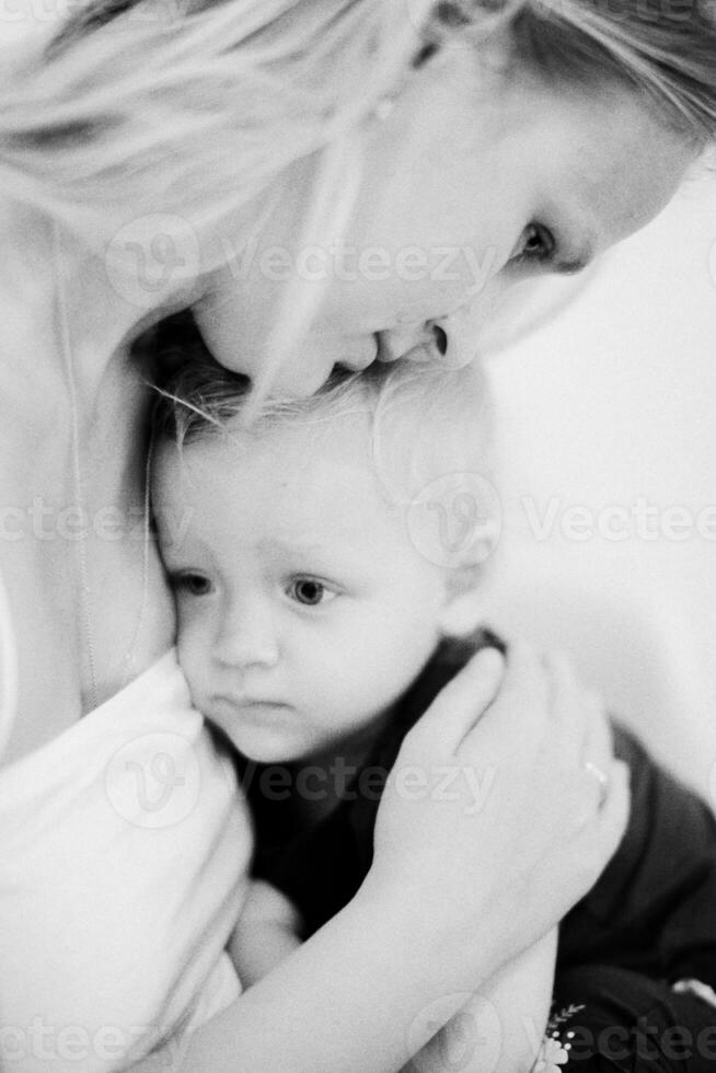 mãe abraçando pequeno filha. Preto e branco tiro foto