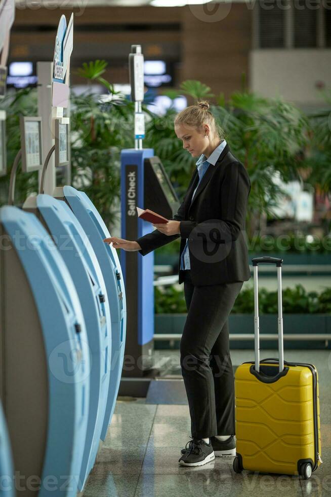 fácil e rápido check-in com self-service terminais às a aeroporto foto