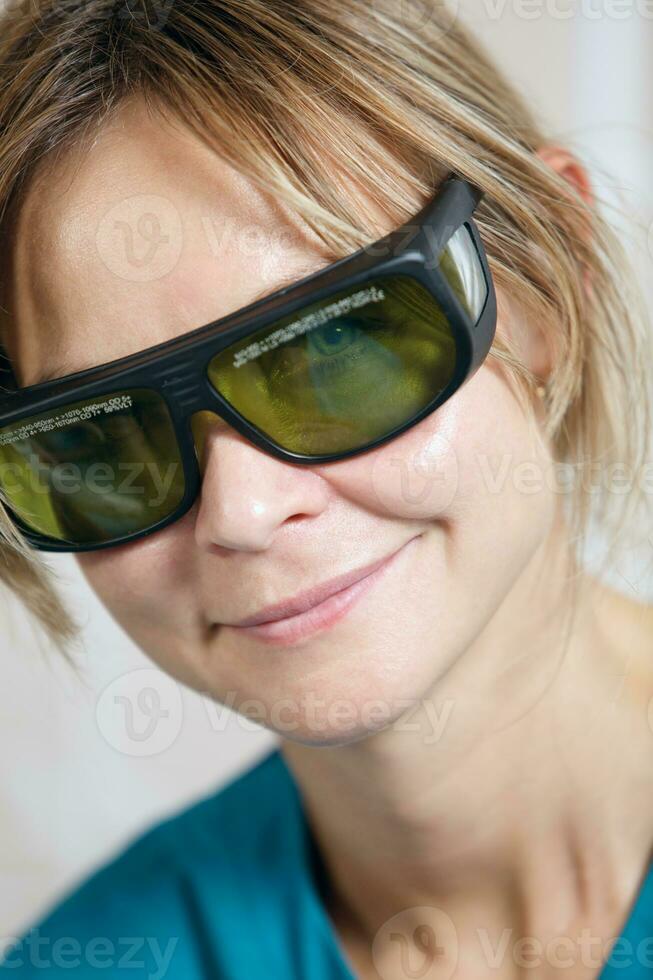 sorridente terapeuta dentro protetora óculos foto