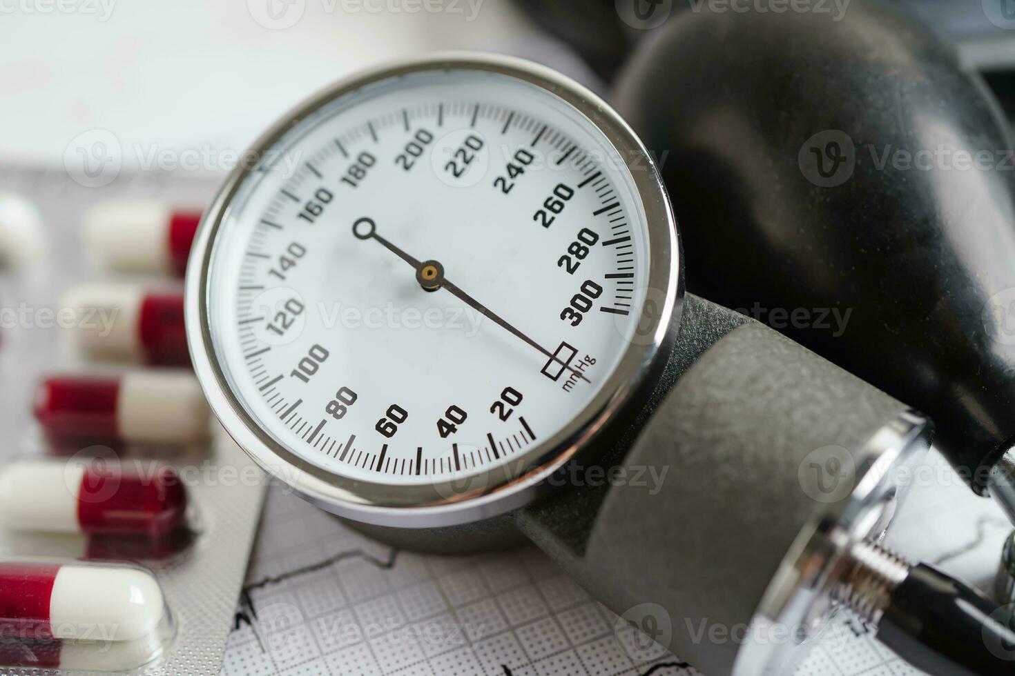sangue pressão metro isolado em branco fundo, médico equipamento. foto