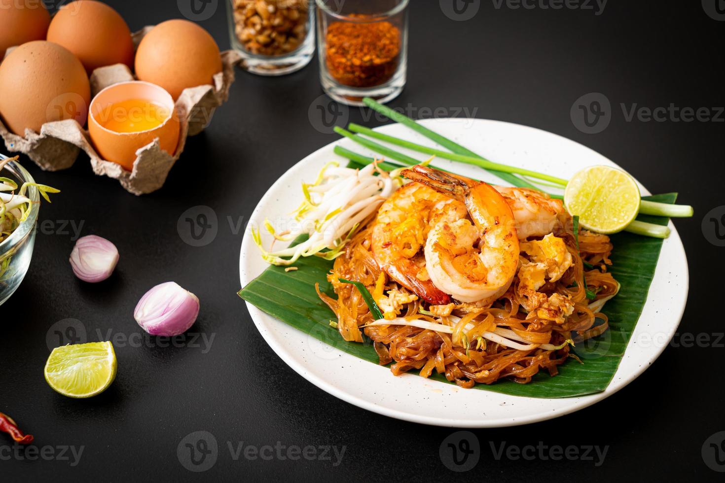 pad thai - macarrão de arroz frito foto