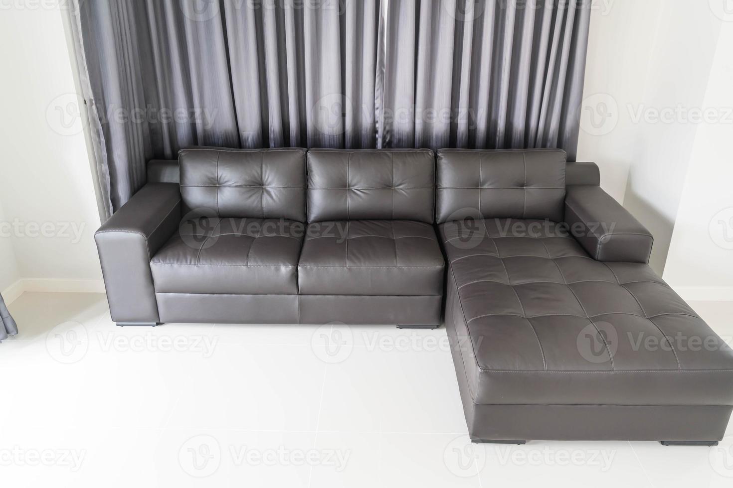decoração interior de sofá moderno na sala de estar foto