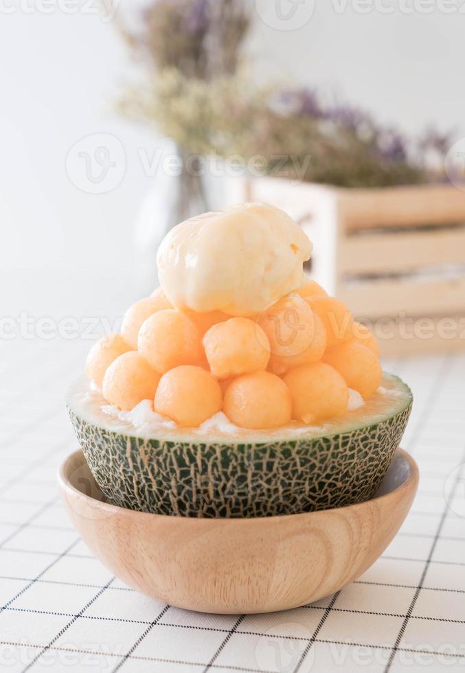 Bingsu de melão de gelo, famoso sorvete coreano na mesa foto