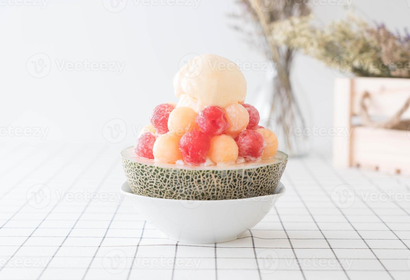 Bingsu de melão de gelo, famoso sorvete coreano na mesa foto