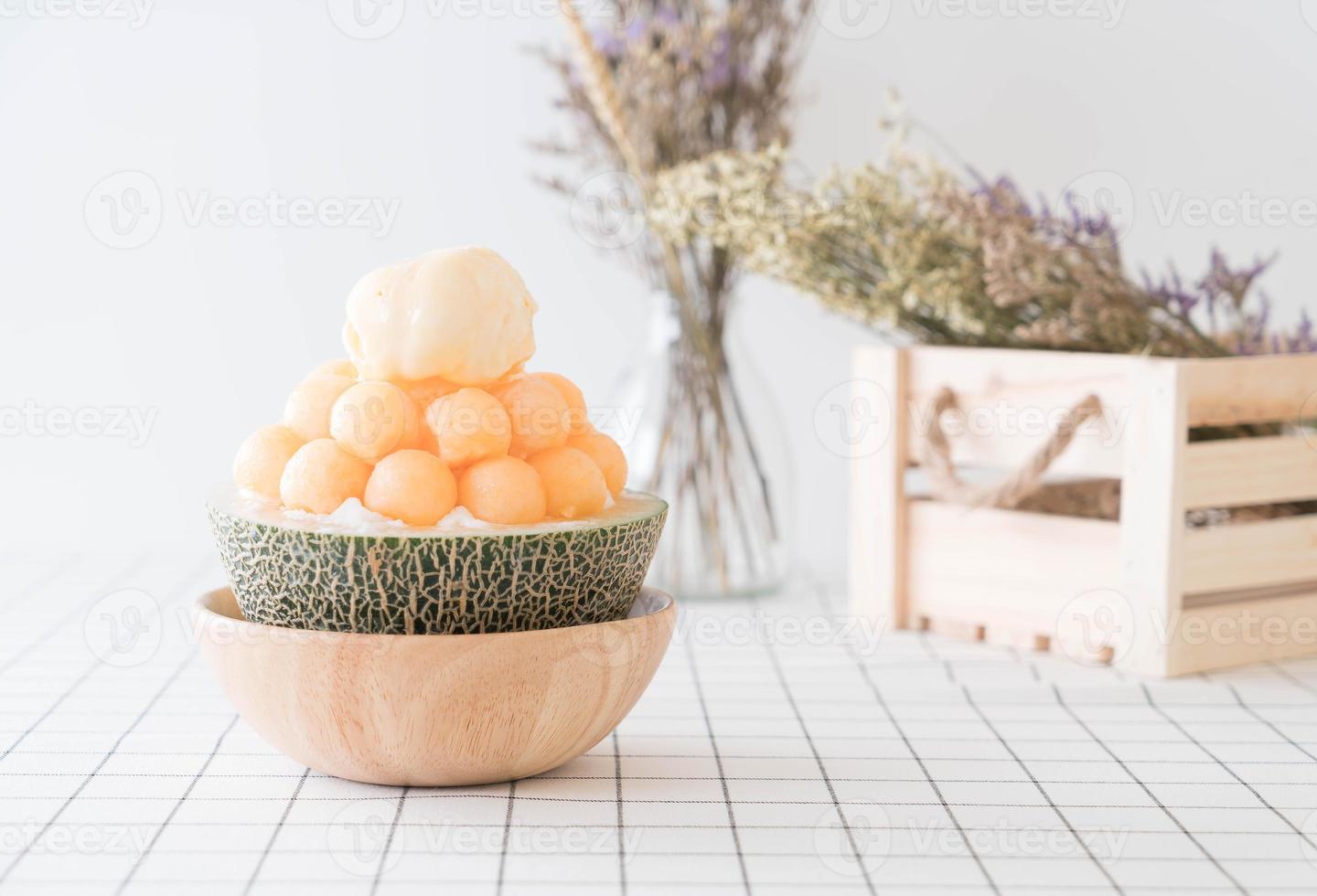 Bingsu de melão de gelo, famoso sorvete coreano na mesa foto