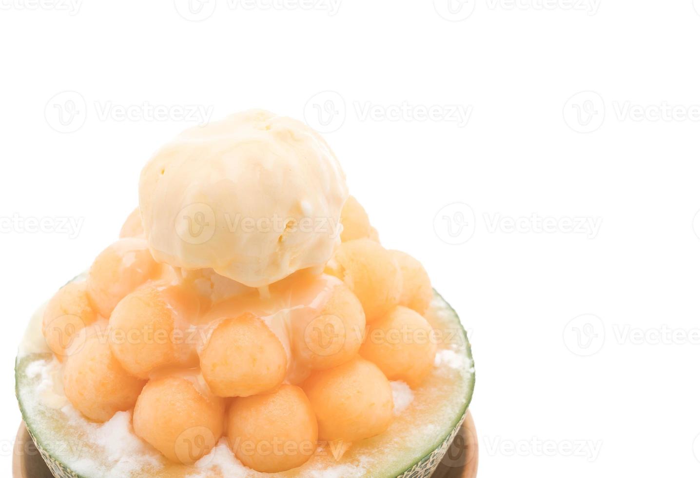 Bingsu de melão de gelo, famoso sorvete coreano em fundo branco foto