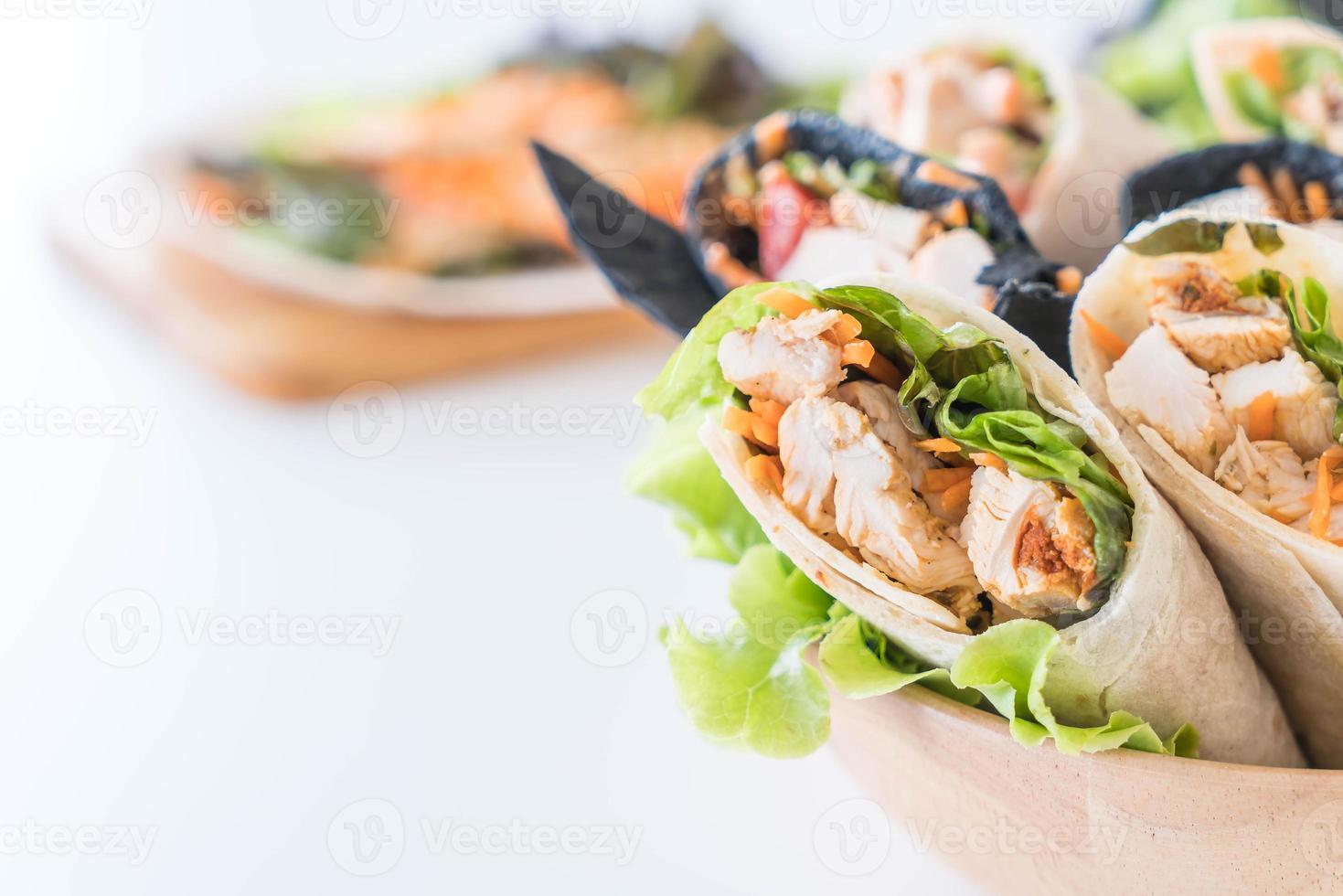 embrulhe o rolo de salada na mesa foto