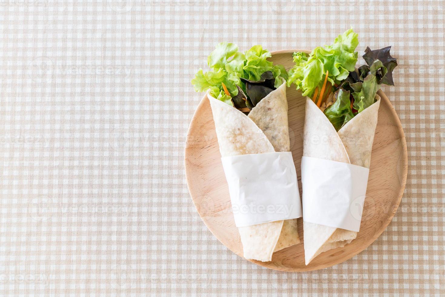 embrulhe o rolo de salada na mesa foto