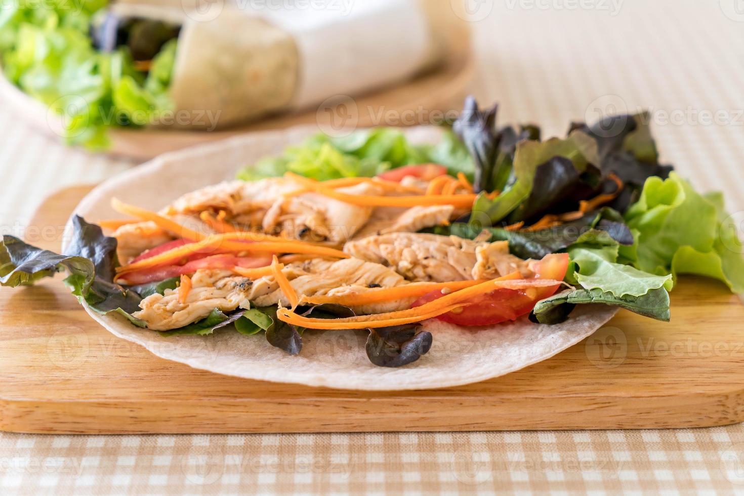 embrulhe o rolo de salada na mesa foto