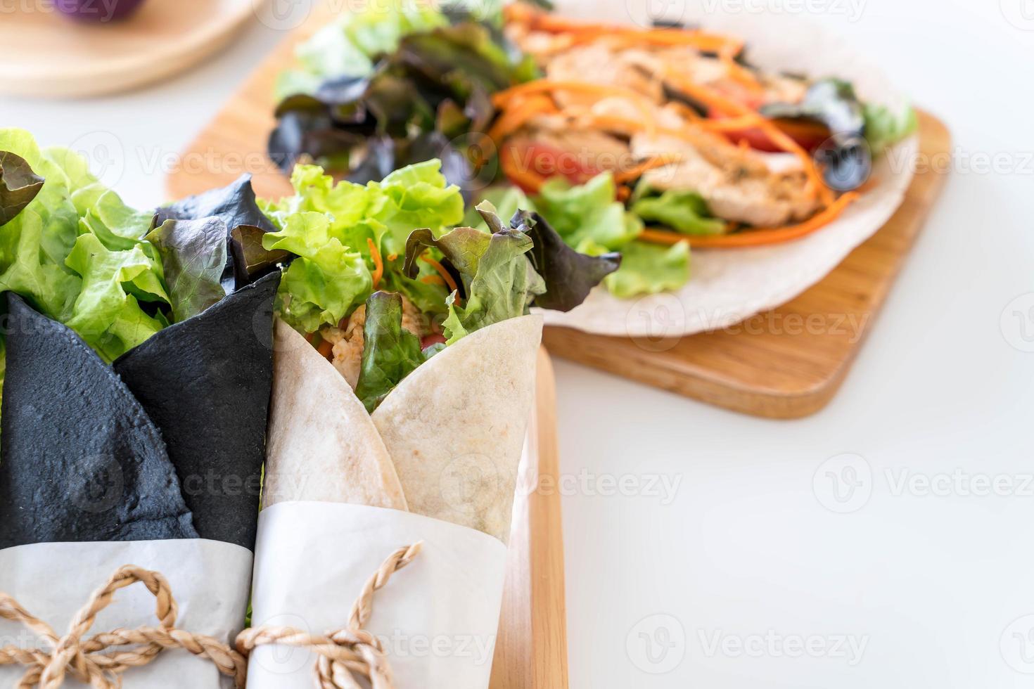 embrulhe o rolo de salada na mesa foto