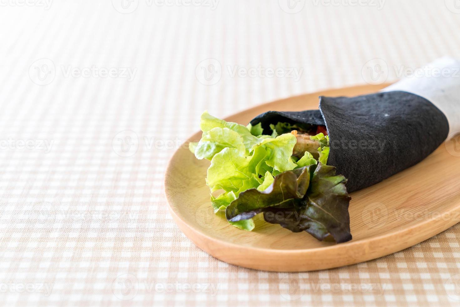 embrulhe o rolo de salada na mesa foto