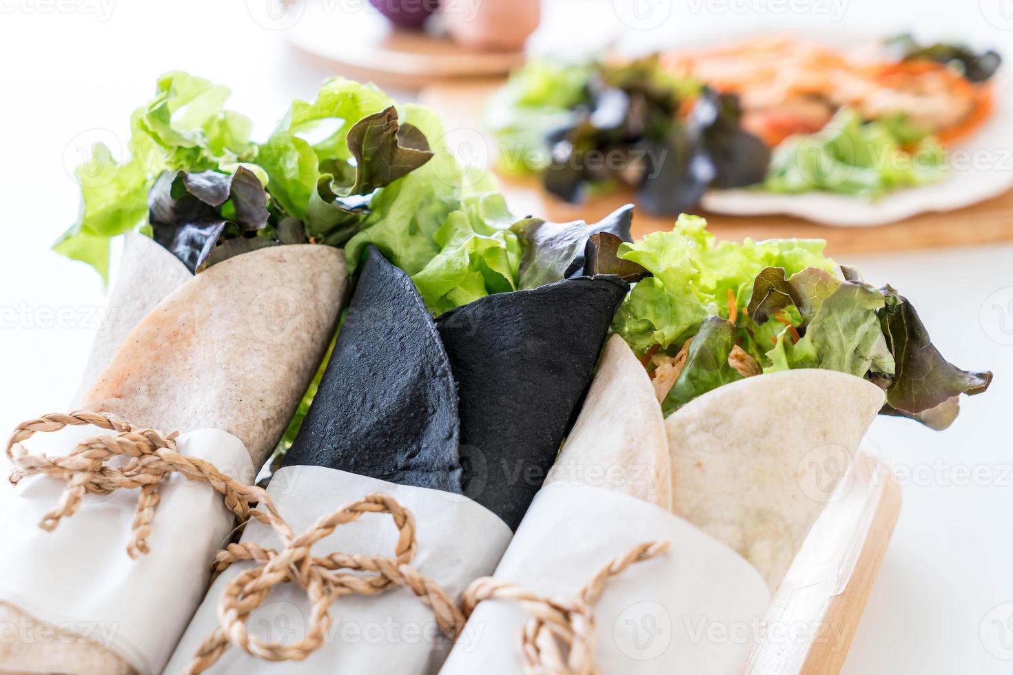 embrulhe o rolo de salada na mesa foto