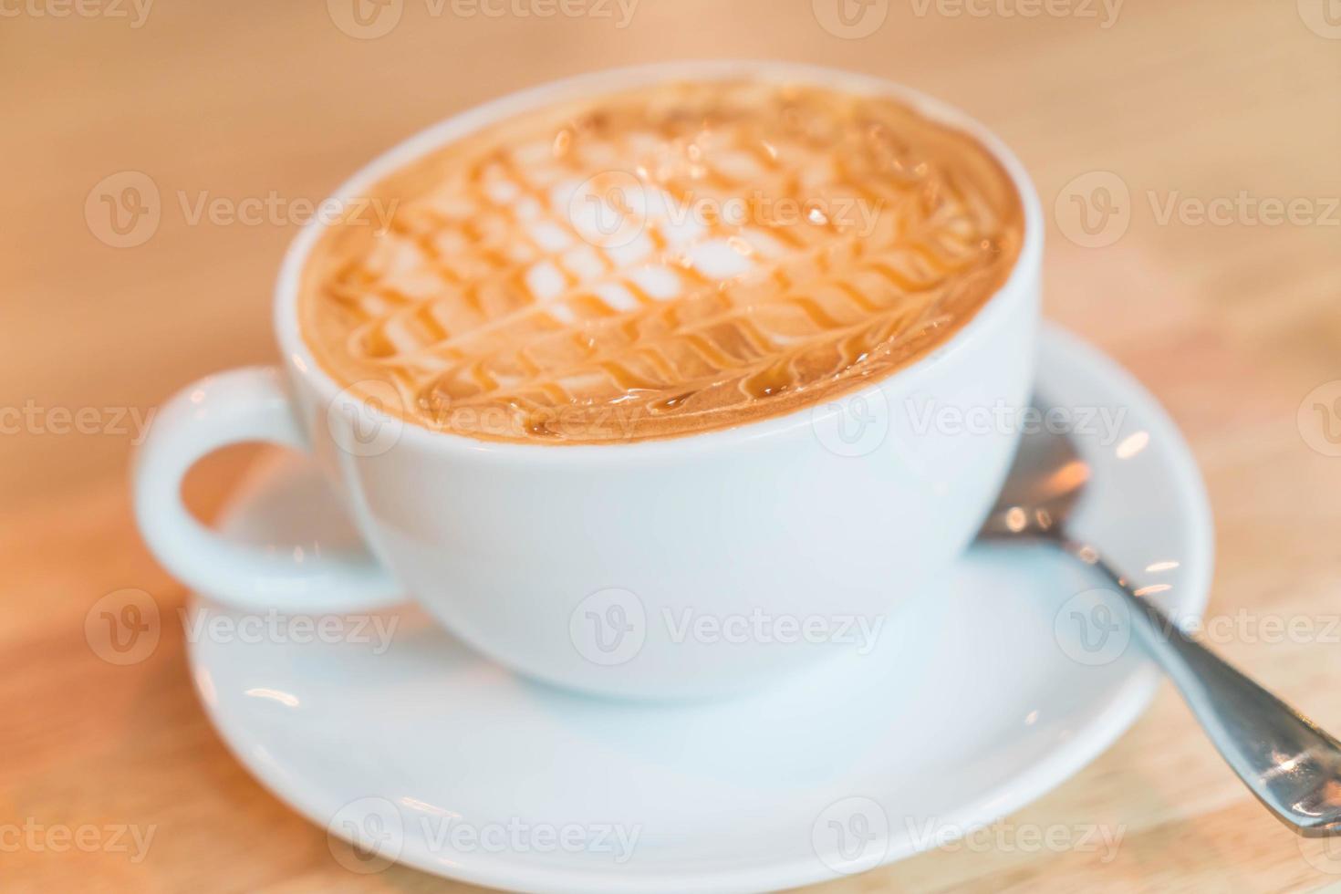 Macchiato de caramelo quente em cafeteria foto