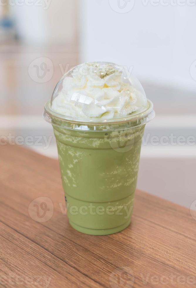 chá verde latte frappe na mesa foto