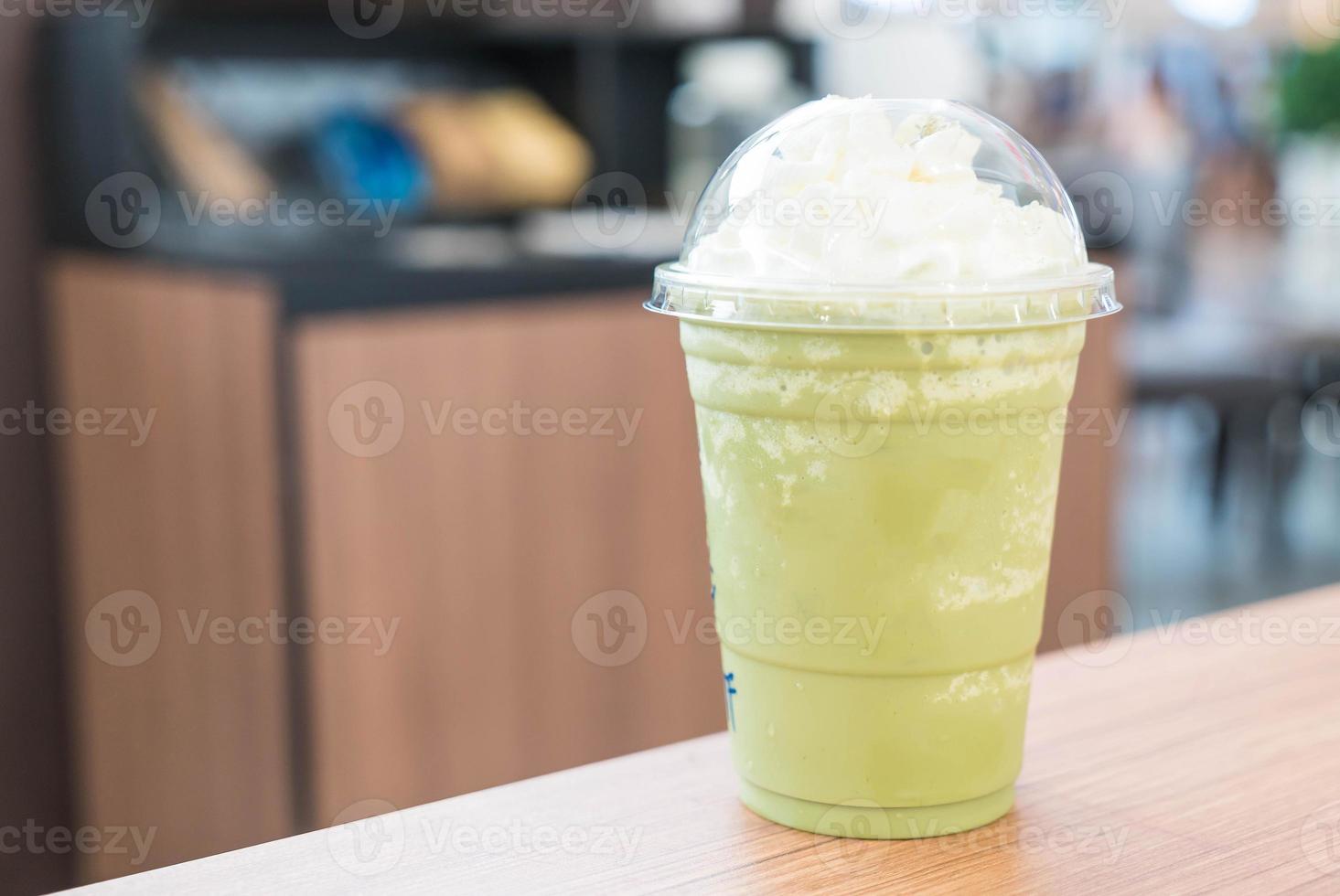 chá verde latte frappe na mesa foto