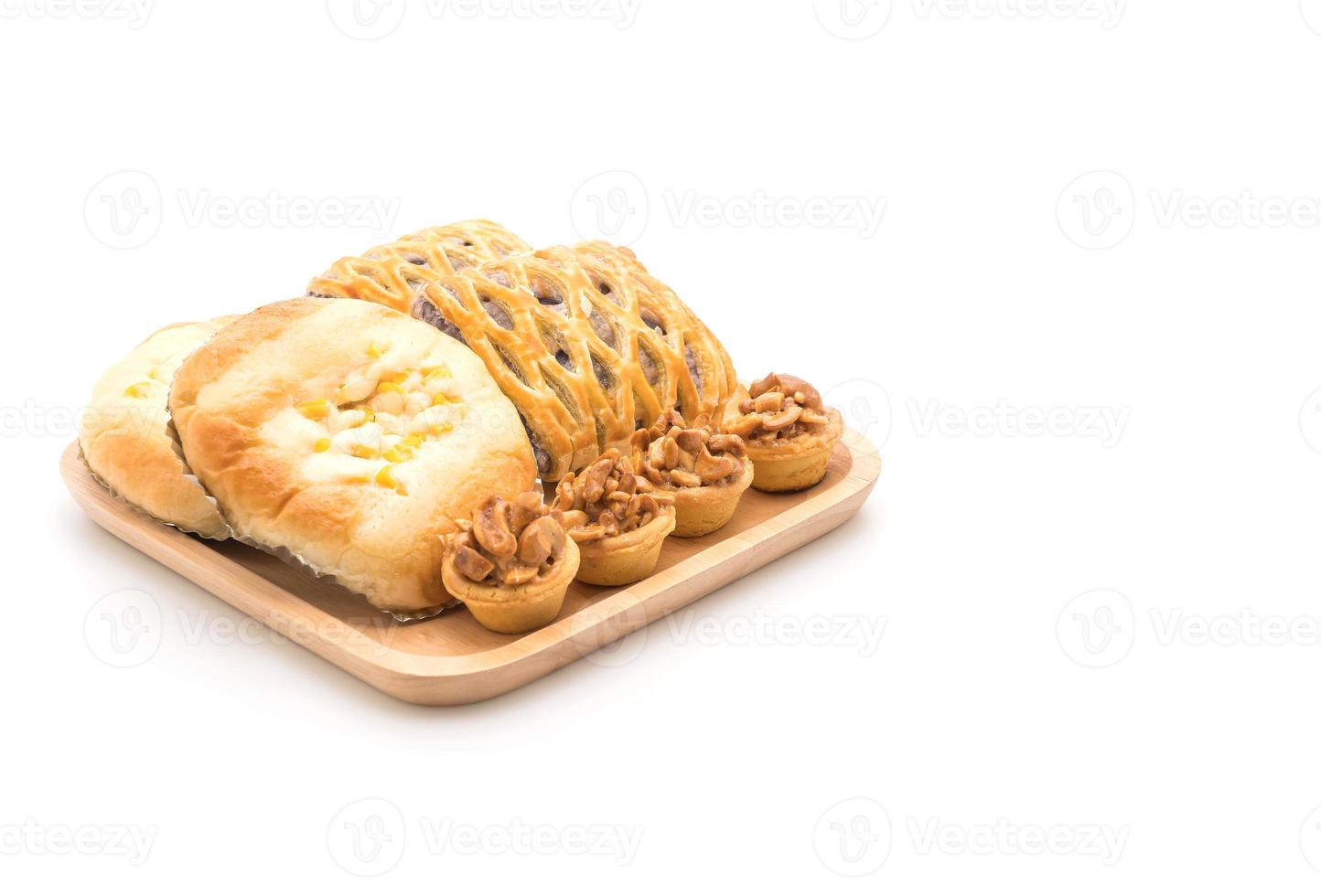 bolo de caramelo, pão com maionese de milho e tortas de taro no fundo branco foto