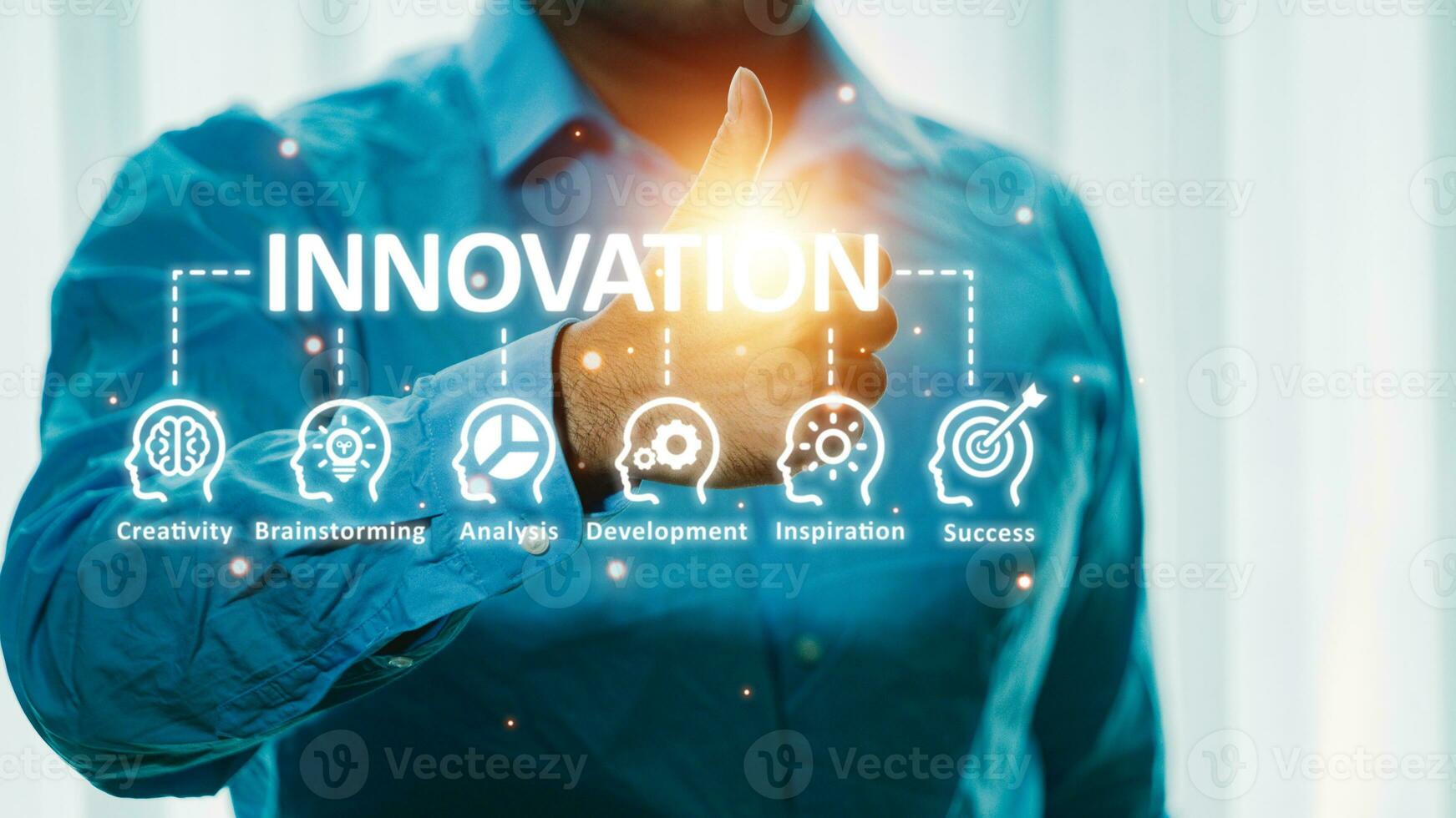inovação conceito. homem de negocios mostra a palavra inovação em a virtual tela. foto
