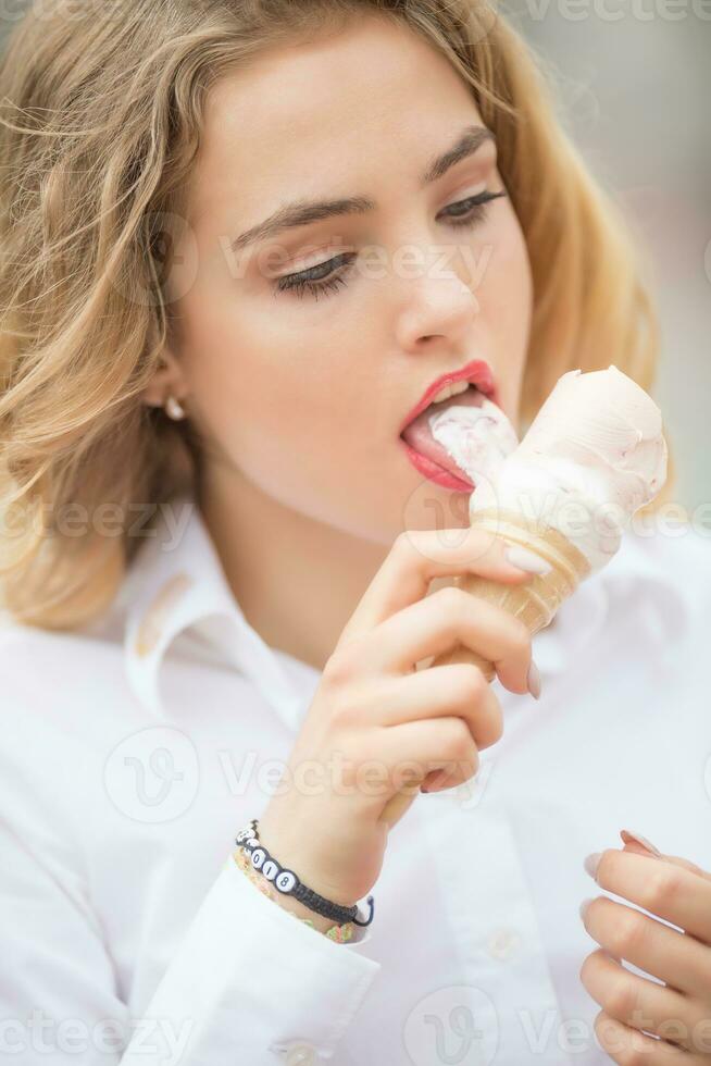 jovem Loiras adolescente menina comendo doce gelo creme foto