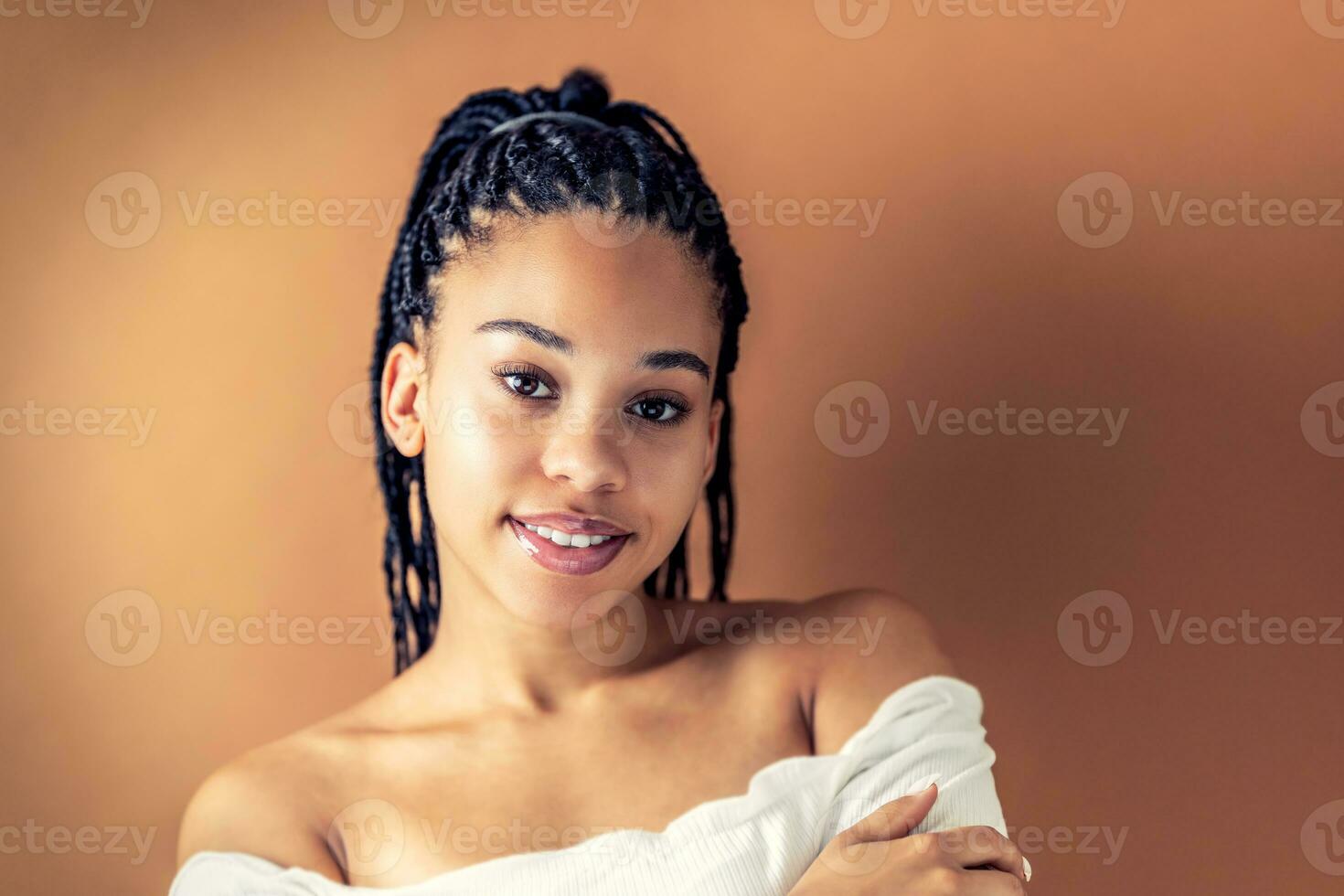 retrato do africano americano menina com afro cabelo. beleza, cosméticos, Maquiagem e moda conceito foto