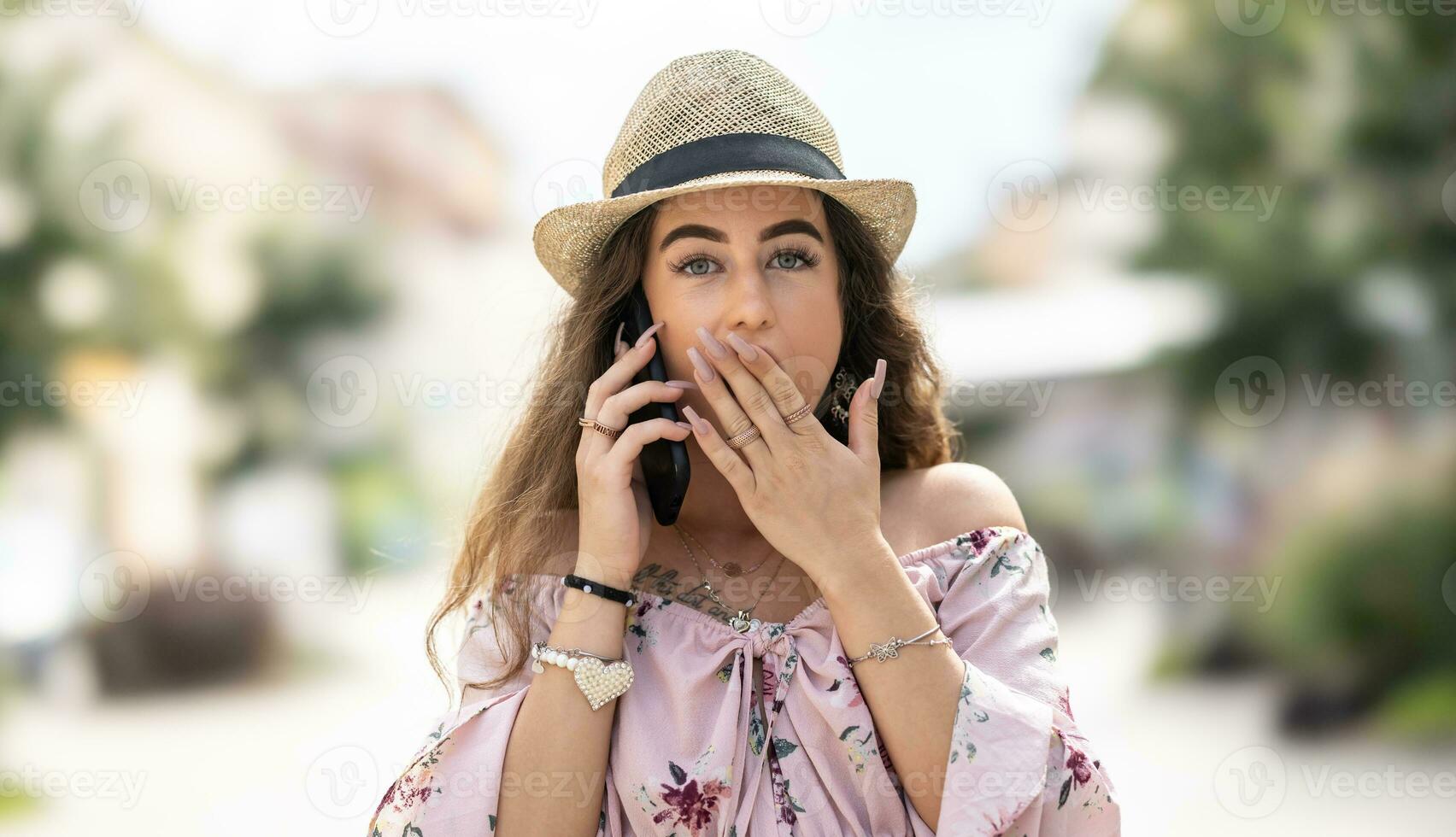 surpreso jovem mulher em a telefone ouvindo para mau notícia foto