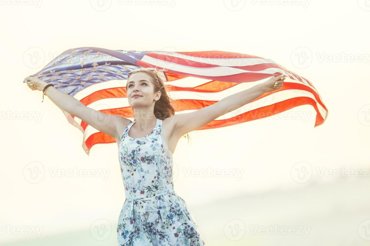 jovem feliz americano mulher segurando EUA bandeira foto