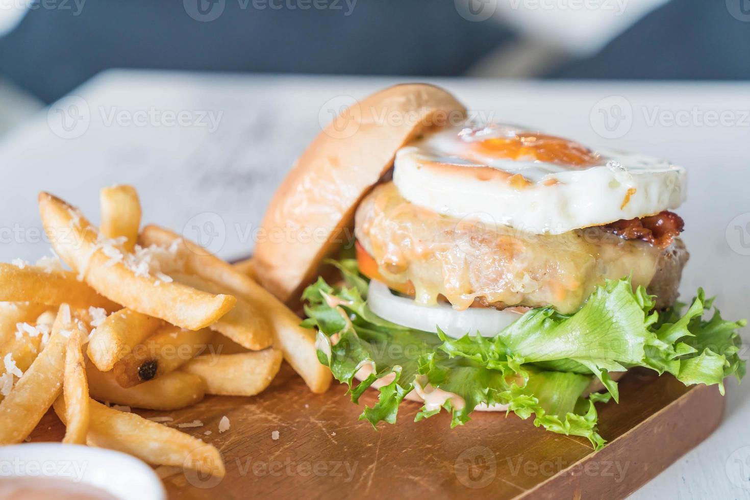 hambúrguer de porco de queijo com batatas fritas foto