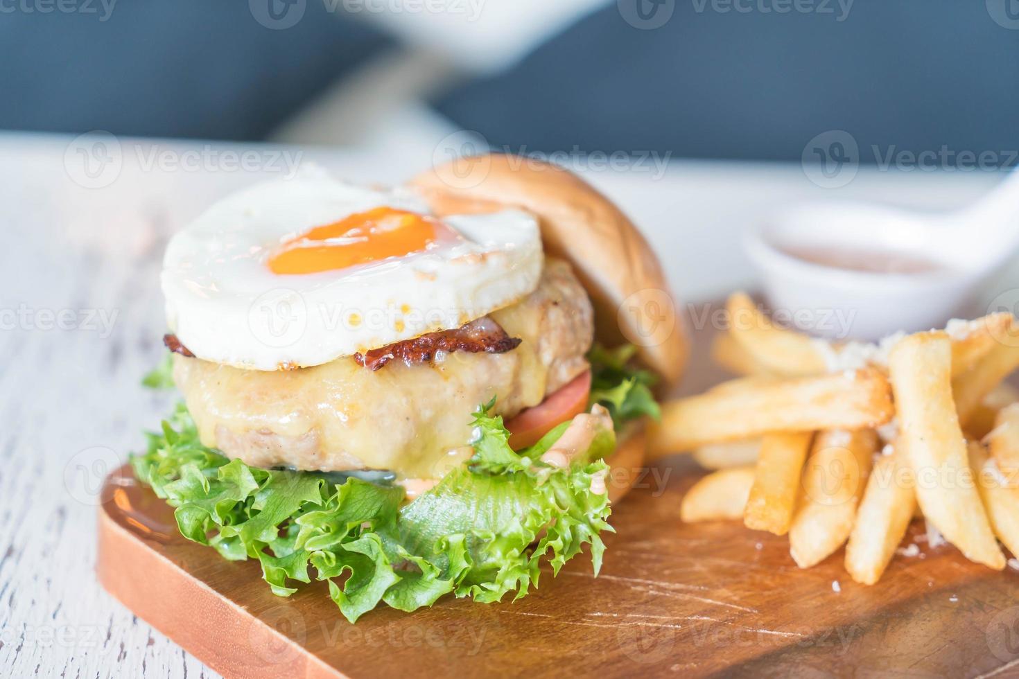 hambúrguer de porco de queijo com batatas fritas foto