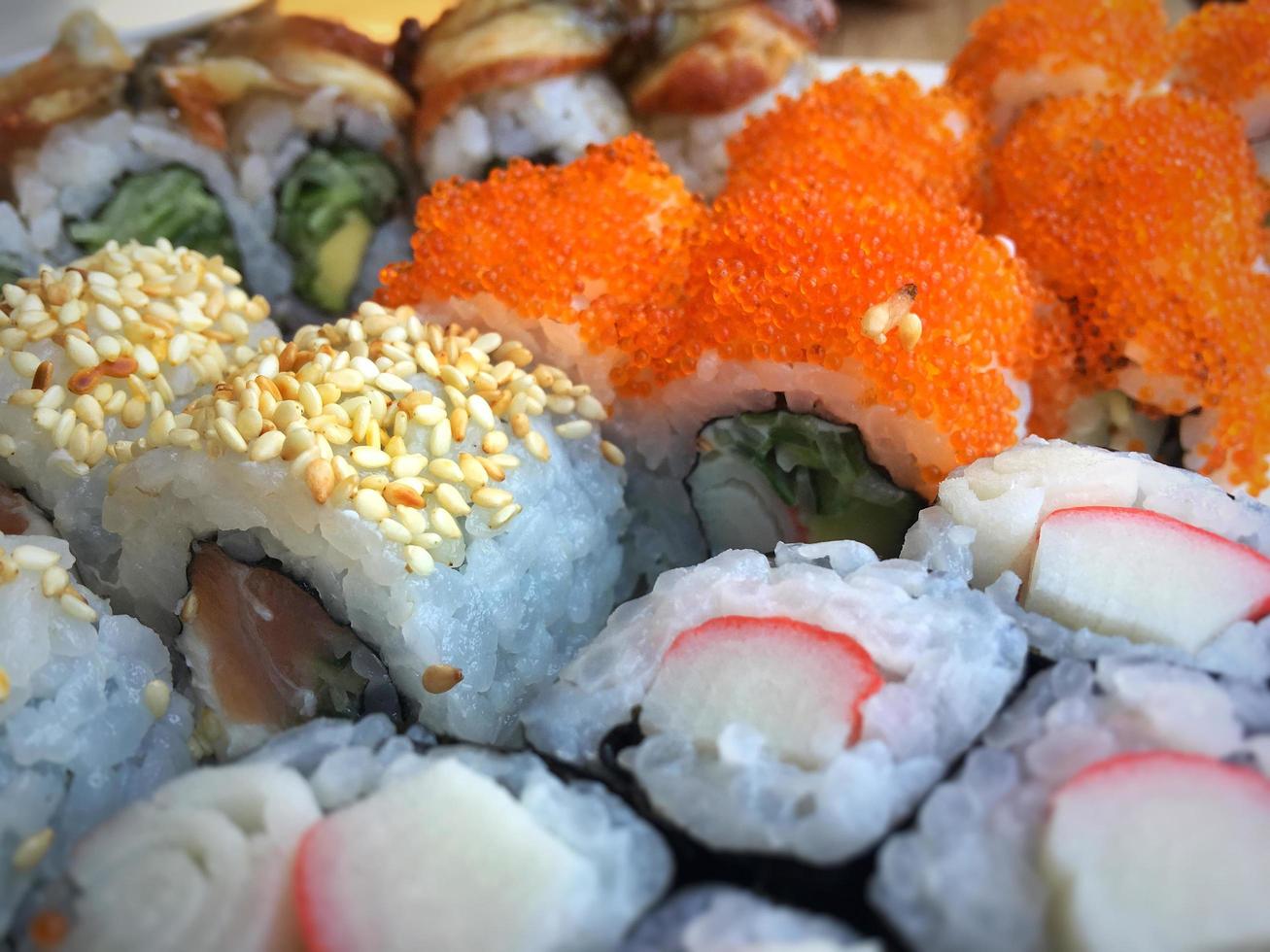 sushi tradicional de frutos do mar do japão foto