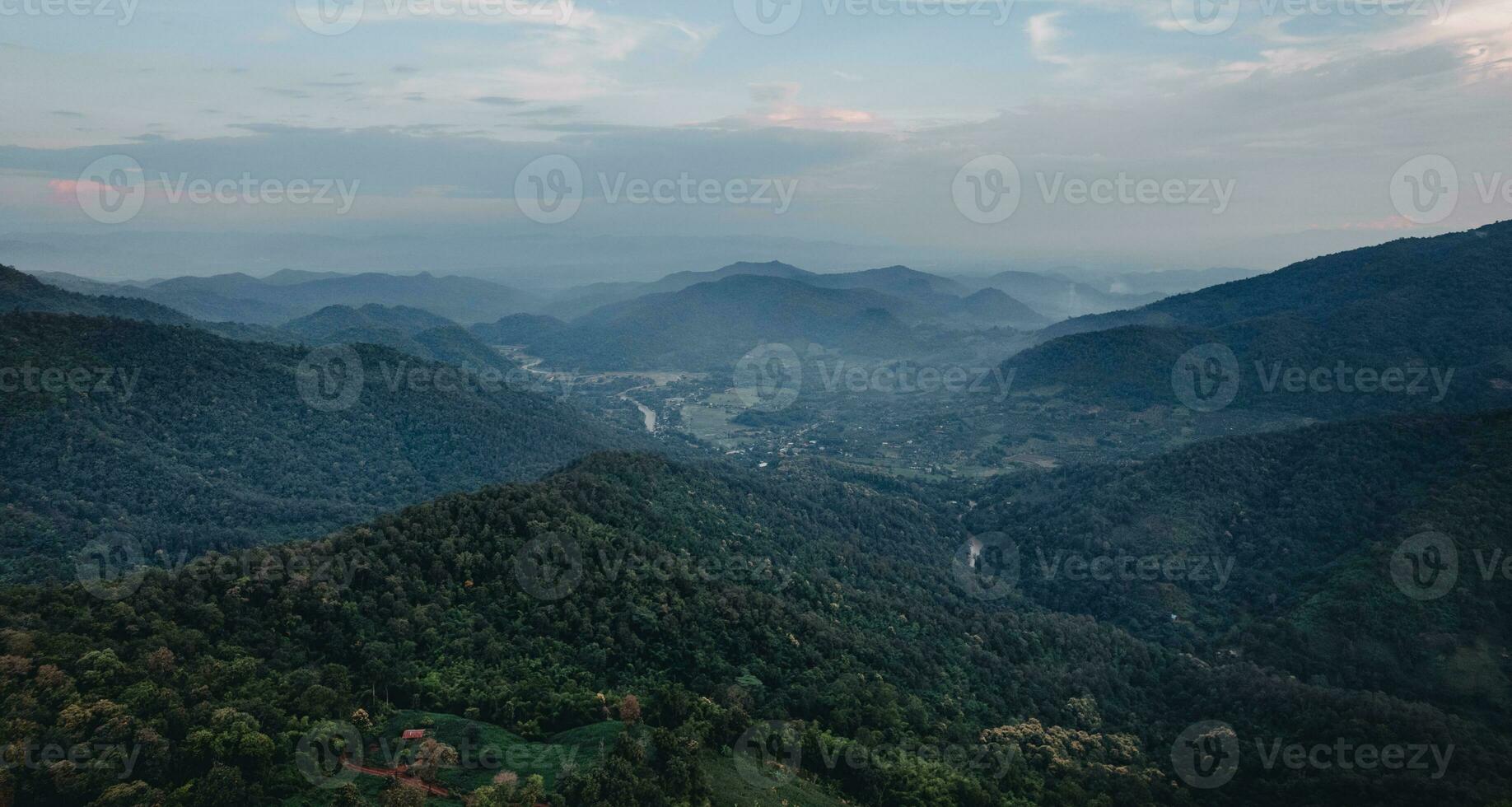 montanha Visão a partir de Colina país Vila foto