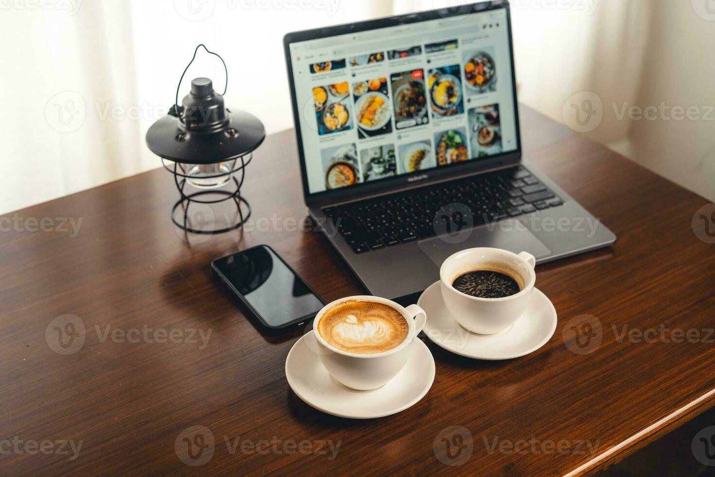 café em a escrivaninha dentro a manhã foto