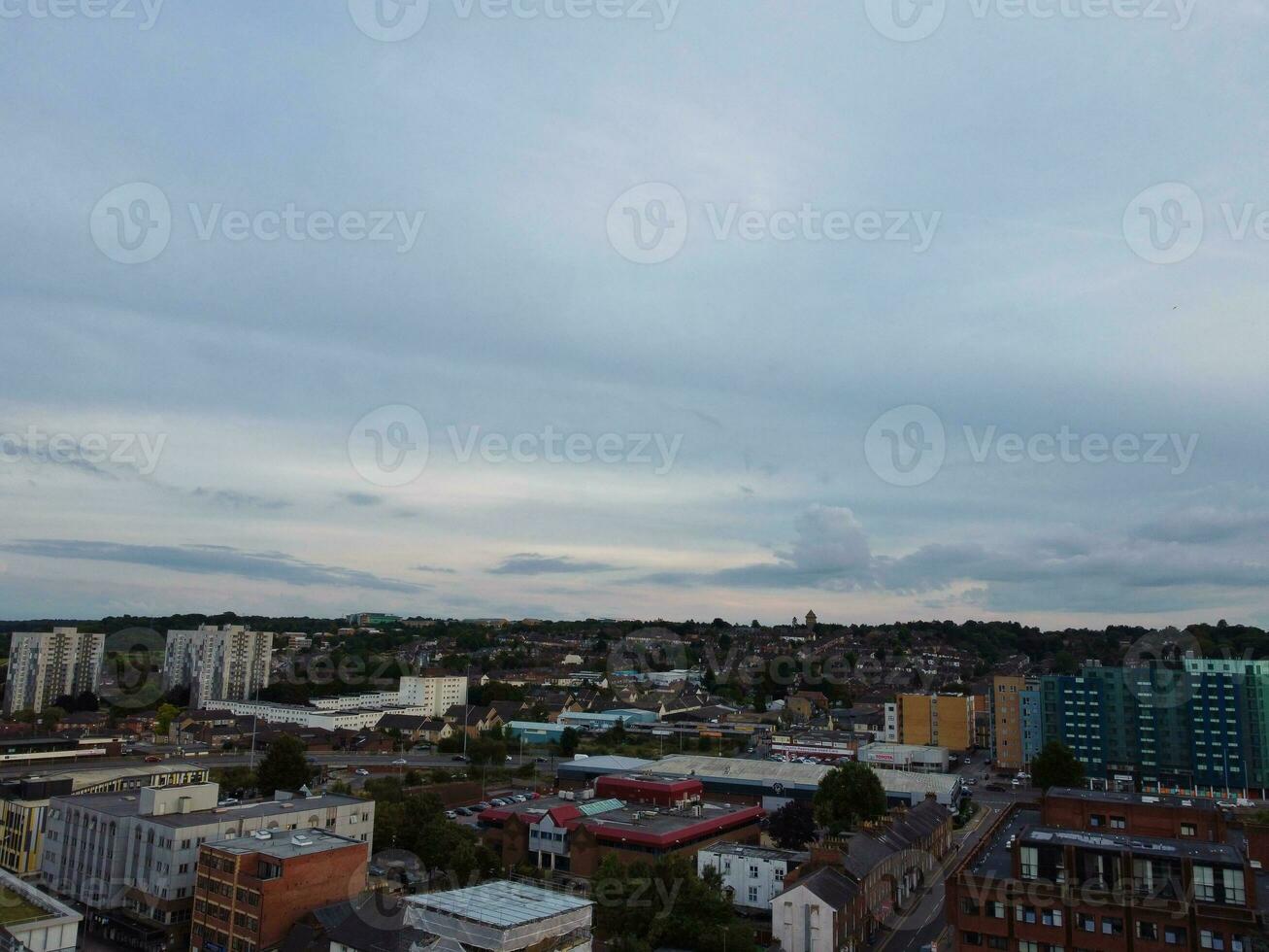 Alto ângulo Visão do sul leste centro da cidade e central luton cidade e comercial distrito durante pôr do sol. a imagem estava capturado com drones Câmera em setembro 1º, 2023 foto