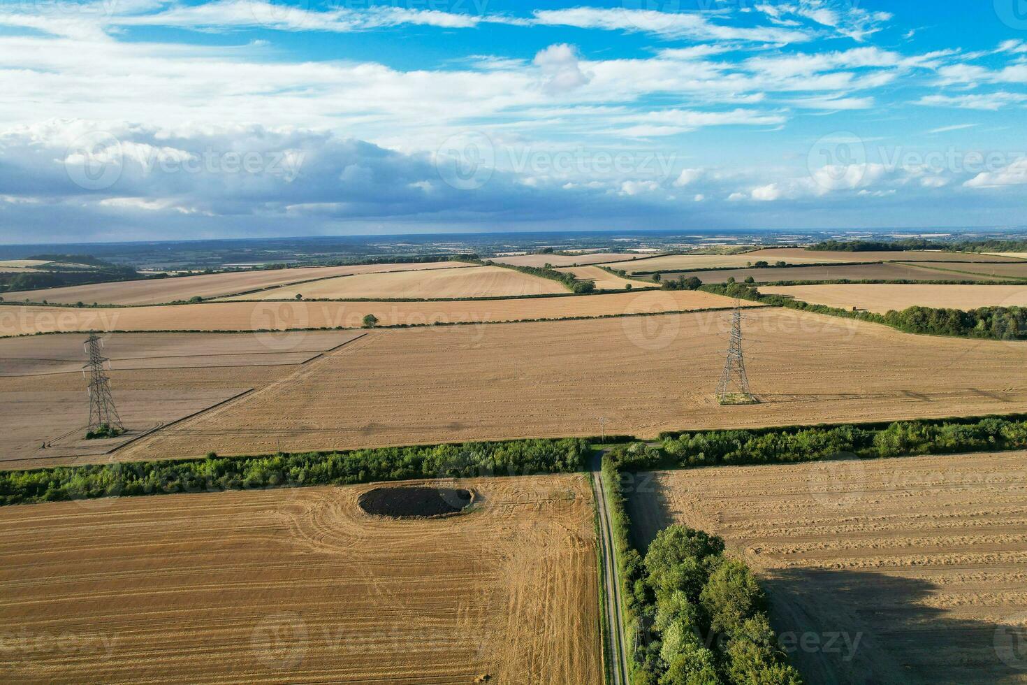 Alto ângulo cenas do britânico agrícola fazendas às campo panorama perto luton cidade do Inglaterra ótimo Grã-Bretanha do Reino Unido. cenas estava capturado com drones Câmera em agosto 19, 2023 foto