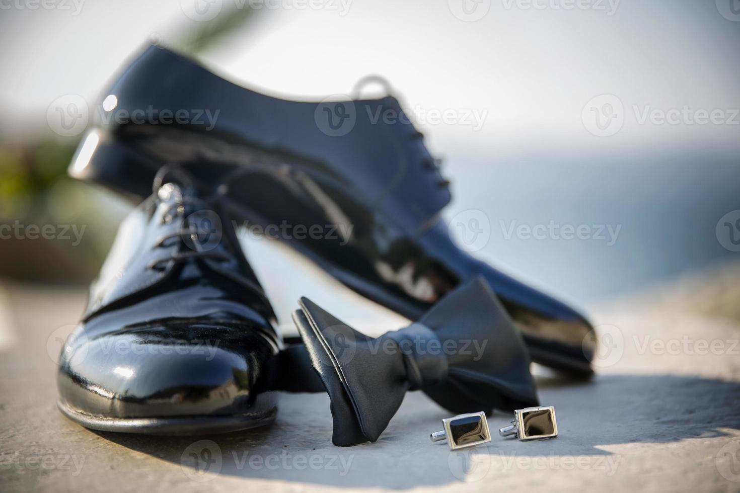 botão de punho do noivo, gravata borboleta, sapatos, arrumação, preparação do casamento foto