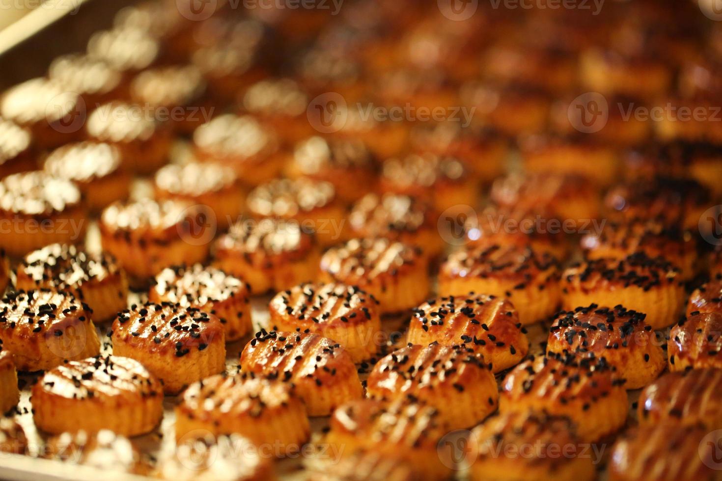 cortando biscoitos picantes salgados, pastelaria e confeitaria foto