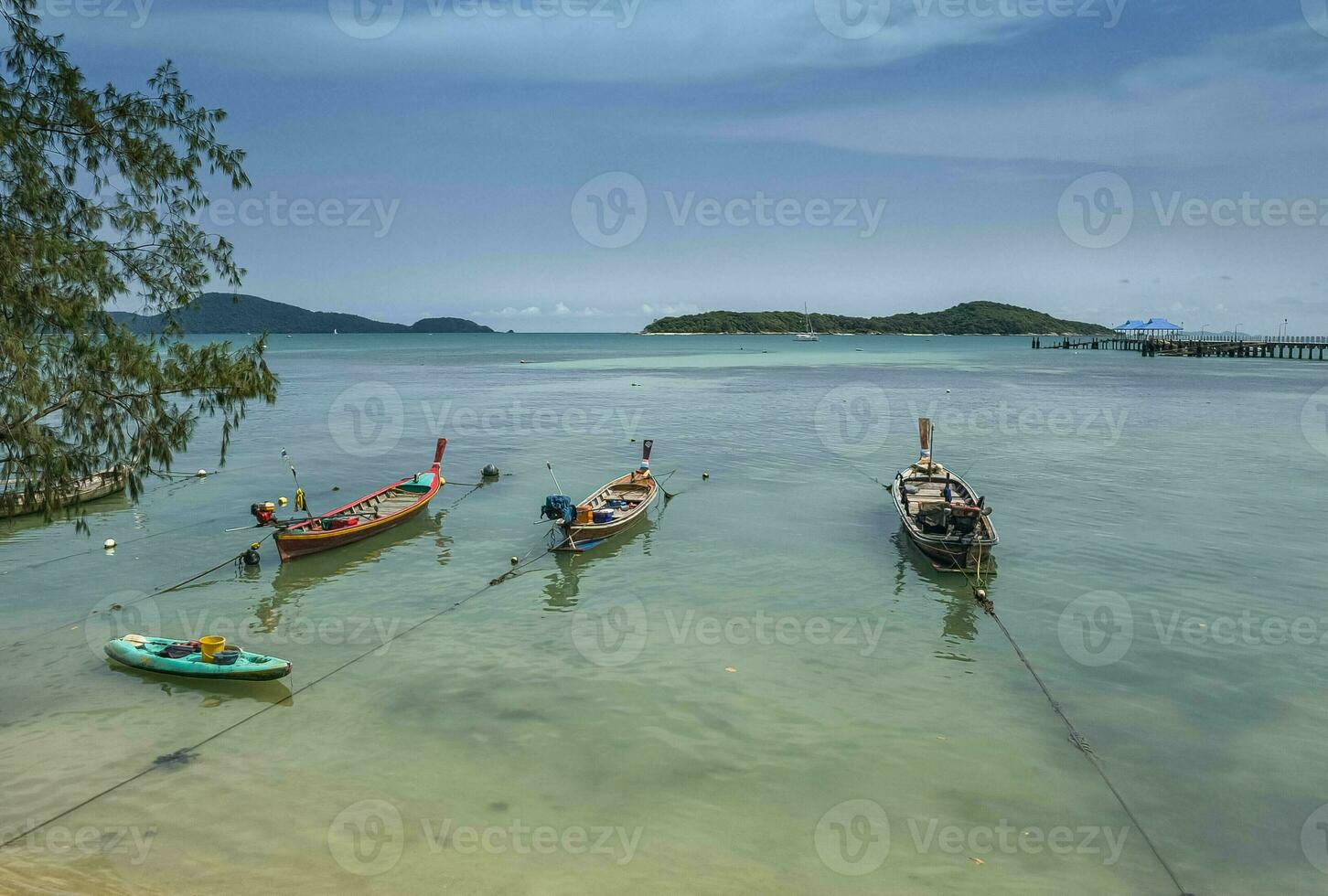 pescaria barcos dentro phuket, Tailândia foto