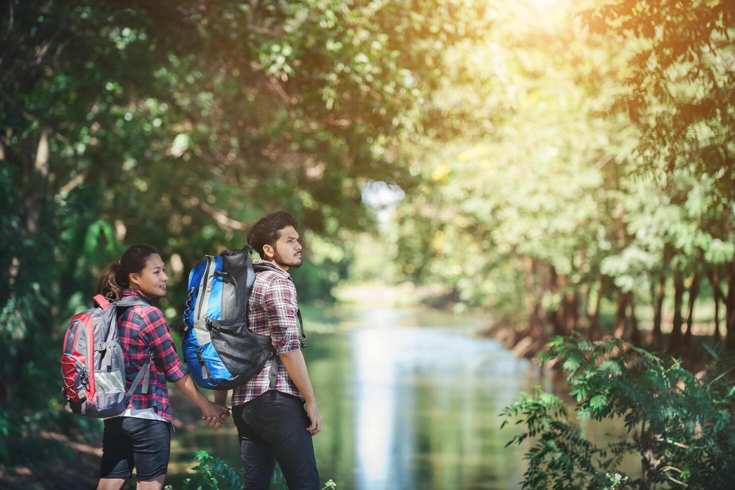 casal caminhando na floresta juntos. férias de viagens de aventura. foto