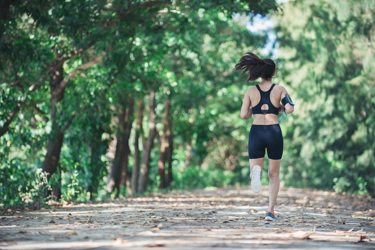mulher jovem aptidão correndo no parque. foto