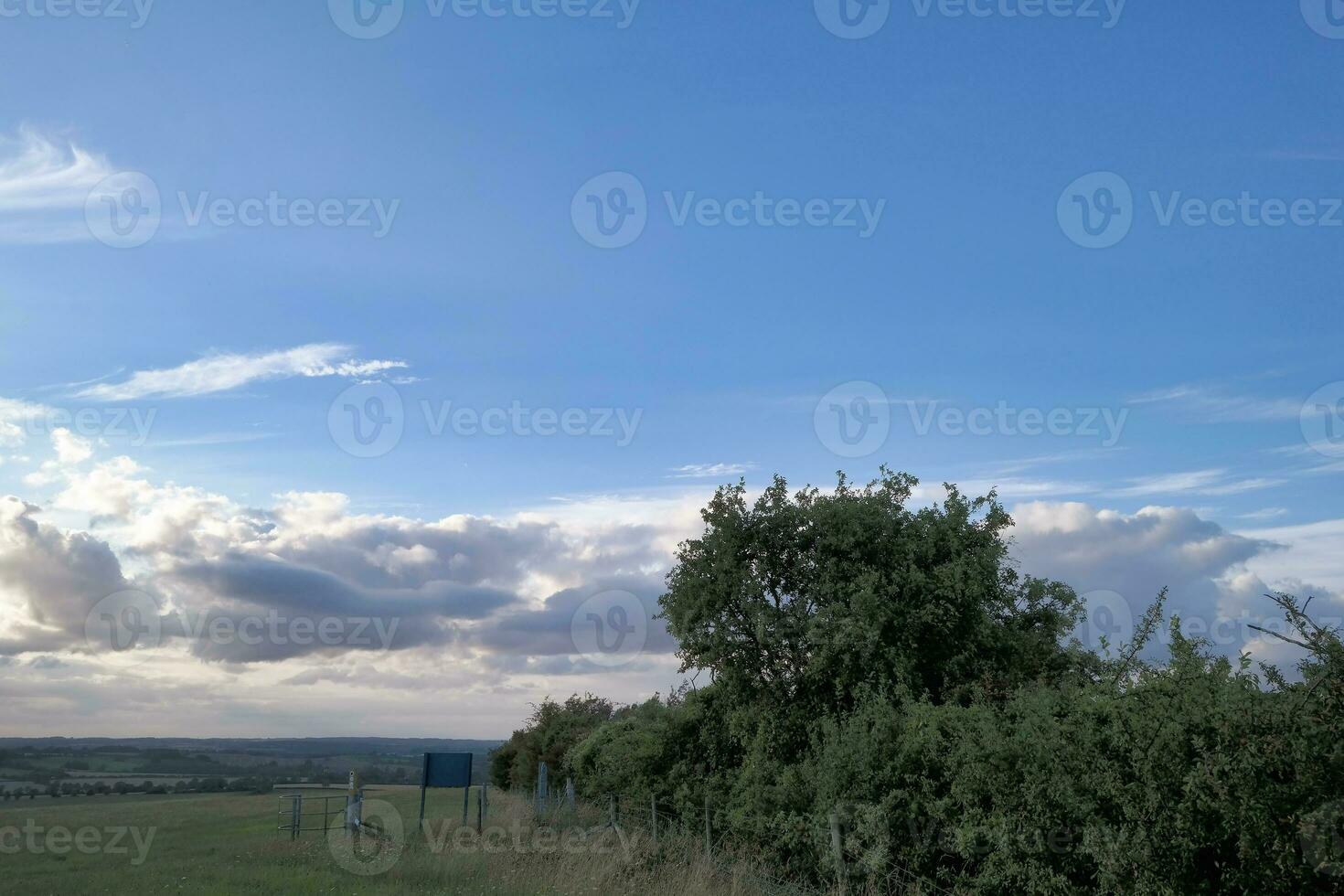 Alto ângulo panorâmico panorama Visão do britânico agrícola fazendas às campo panorama do apontador badalos, luton cidade do Inglaterra Reino Unido. cenas capturado em agosto 19, 2023 foto