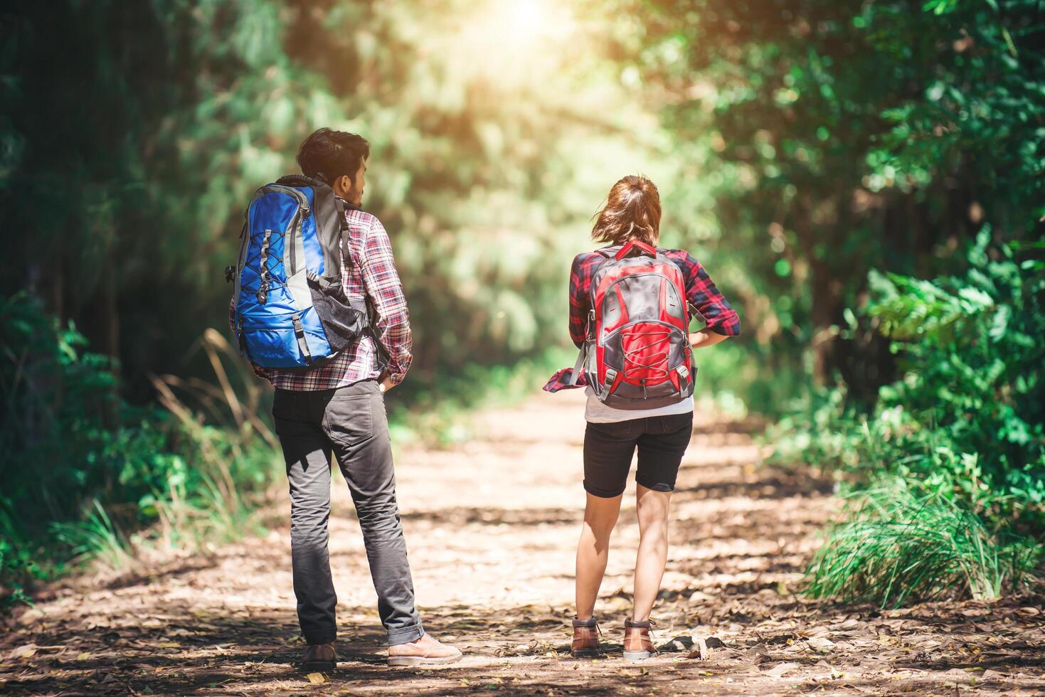 parte traseira do casal caminhando. viagem de aventura do casal. foto