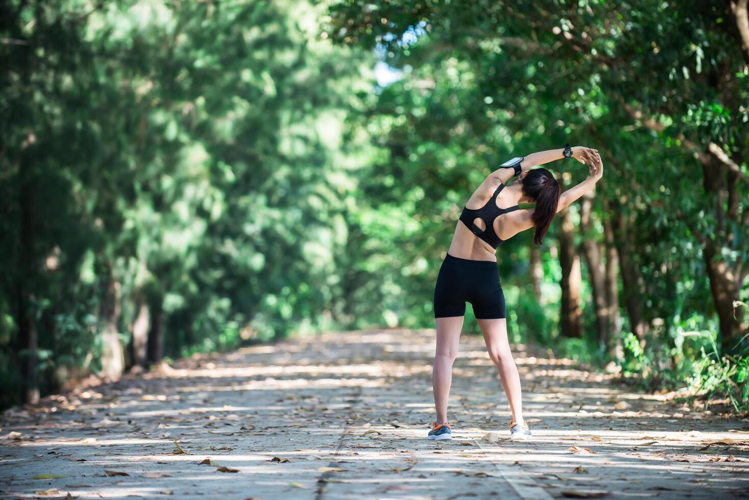 mulher jovem aptidão esticando as pernas antes de correr. foto