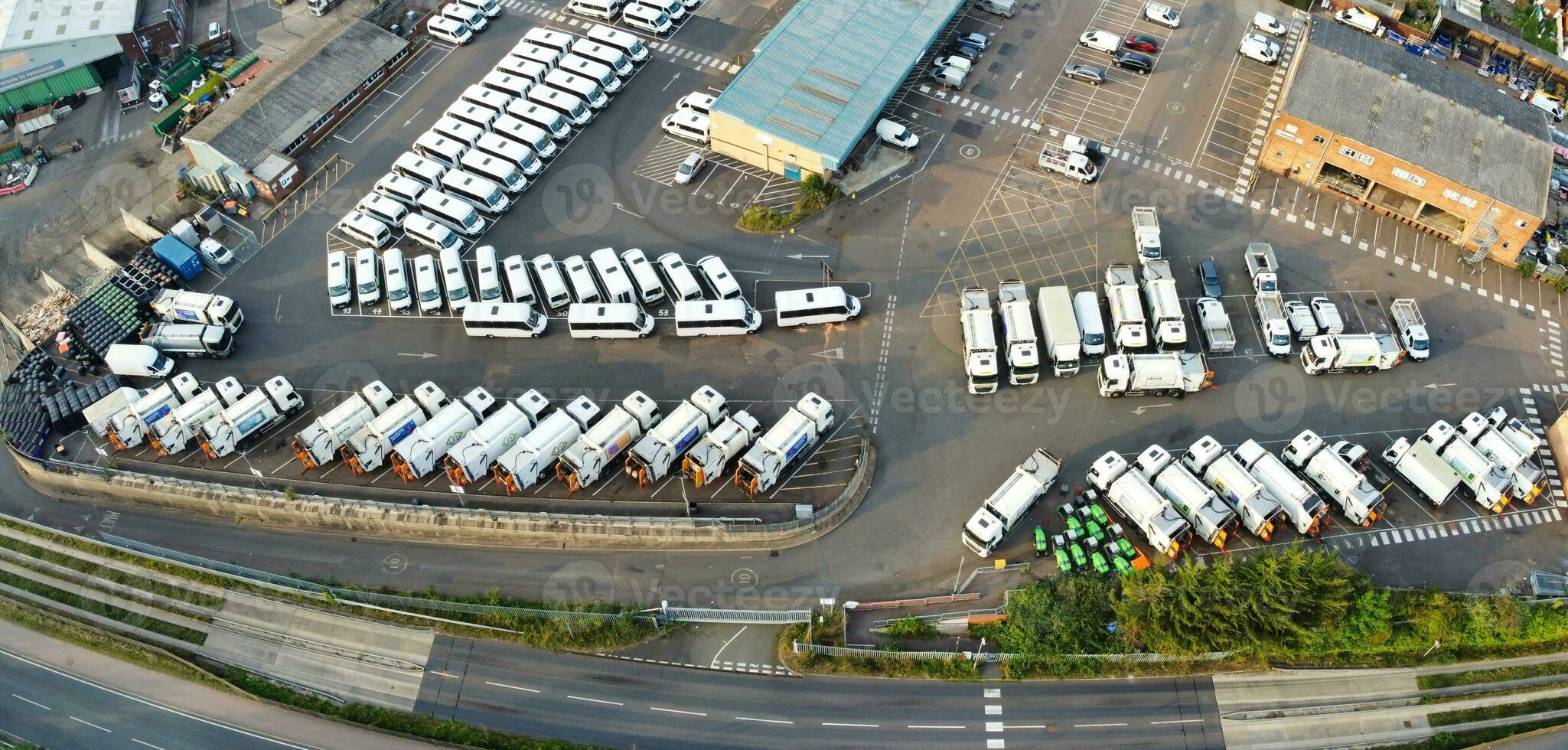 aéreo Visão do residencial casas e industrial Estado combinado às molhar estrada perto farley colinas luton cidade, Inglaterra Reino Unido. a Alto ângulo cenas estava capturado com drones Câmera em setembro 7º, 2023 foto