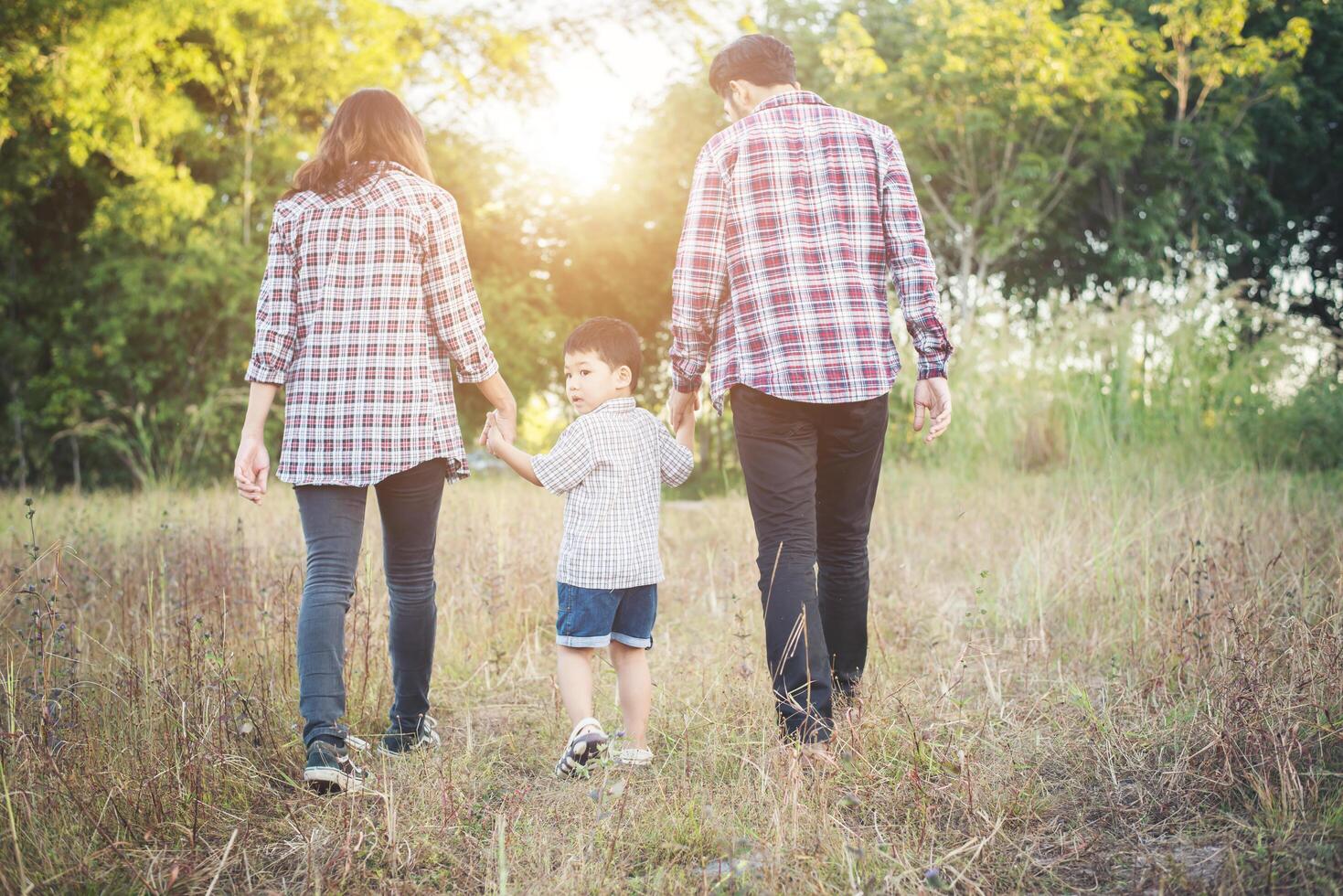 família jovem, passando um bom tempo juntos. família ao ar livre no amor. foto