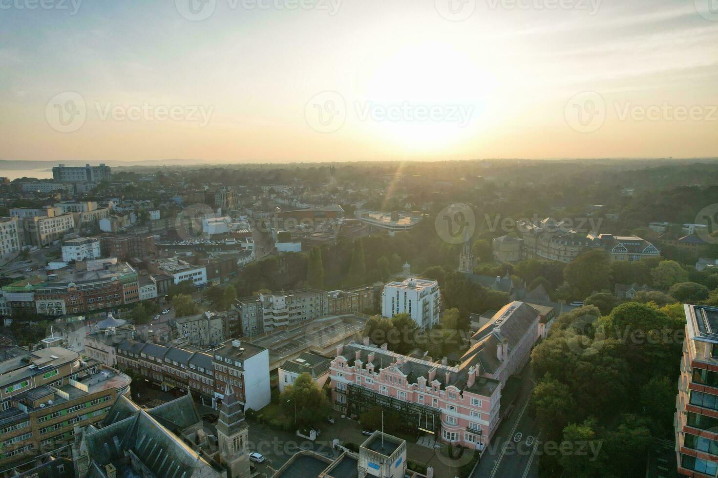 aéreo Visão do britânico turista atração do bournemouth de praia e mar Visão cidade do Inglaterra ótimo Grã-Bretanha Reino Unido. imagem capturado com drones Câmera em setembro 9º, 2023 durante pôr do sol foto