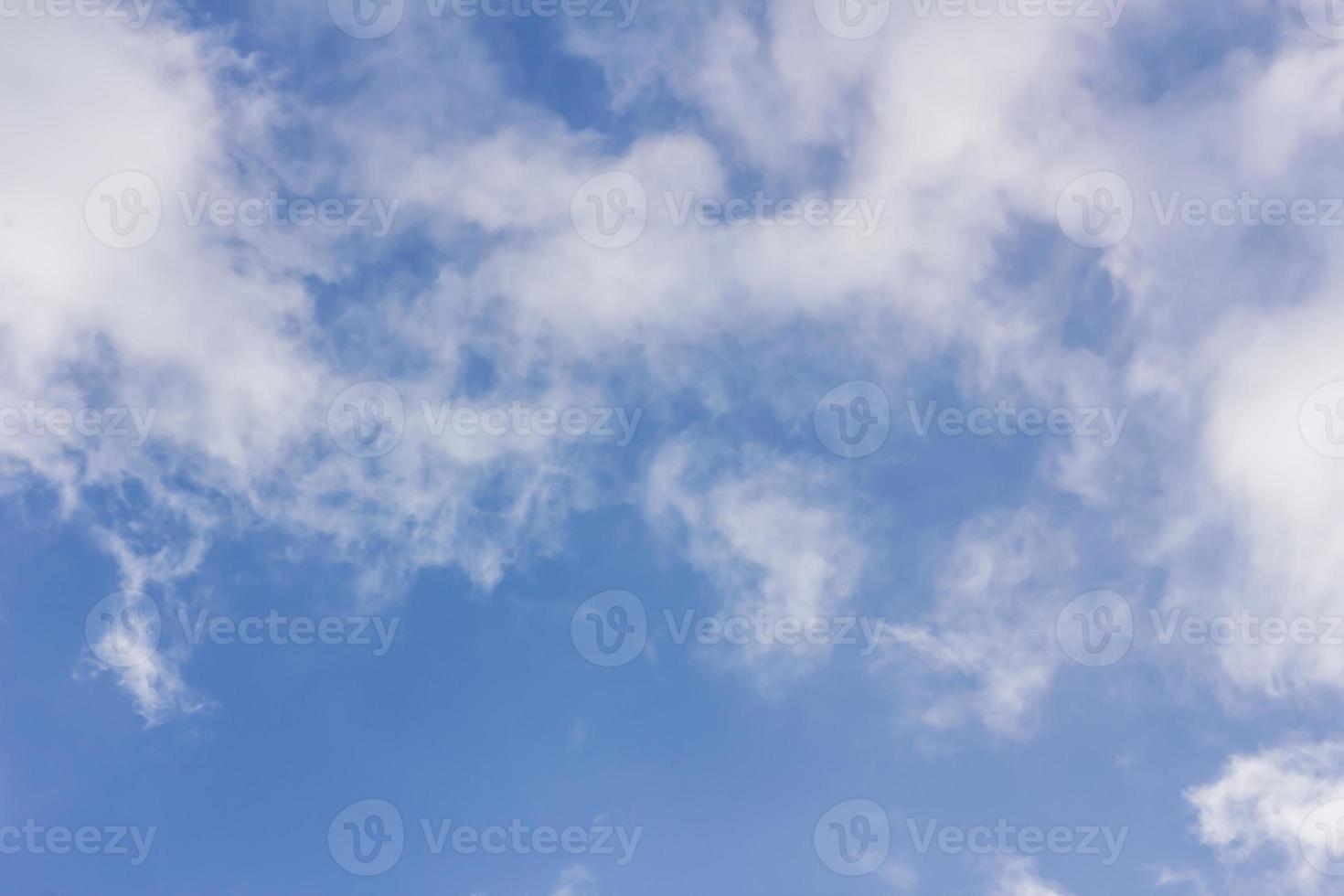 nuvens com céu azul foto