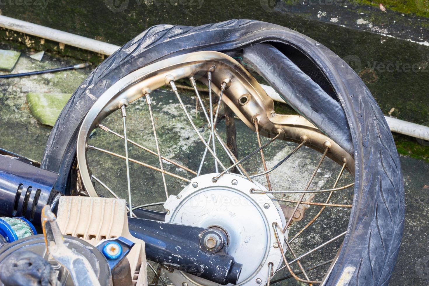roda quebrada de motocicleta acidentada foto