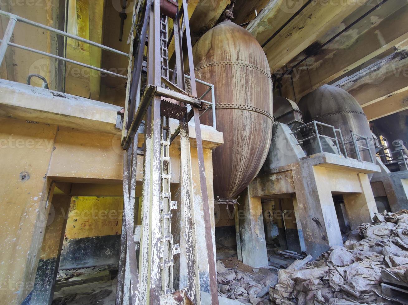 velhas estruturas de metal em ruínas em uma antiga fábrica abandonada na Tailândia foto